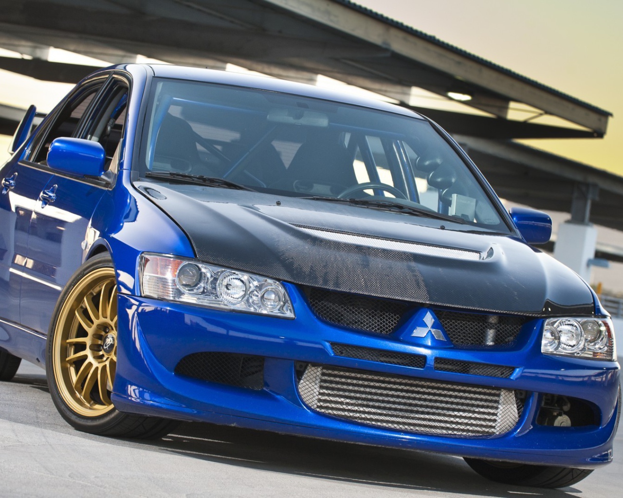 Голубой спортивный Mitsubishi Lancer Evolution IX
