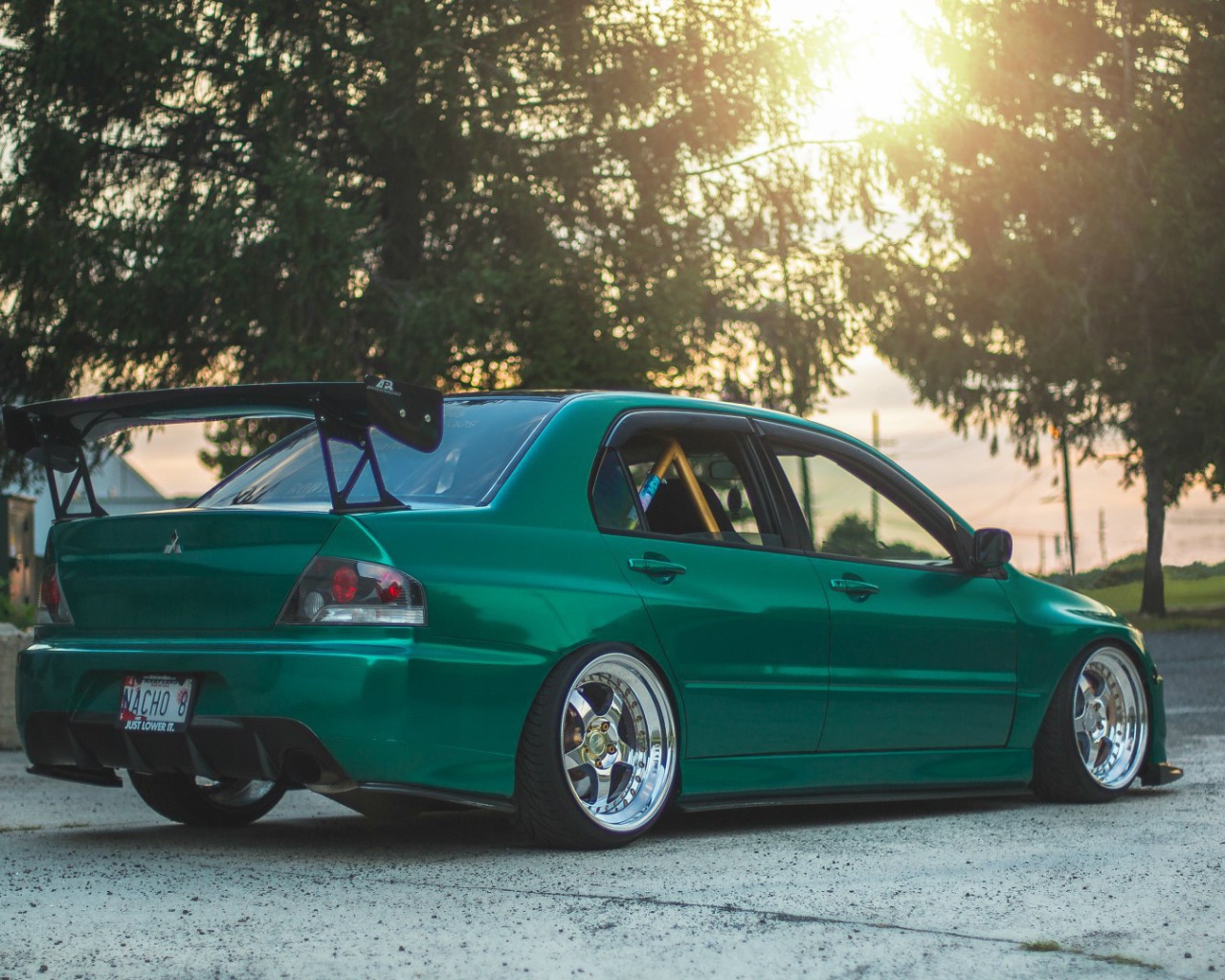 Темно зеленый Mitsubishi Lancer Evolution IX