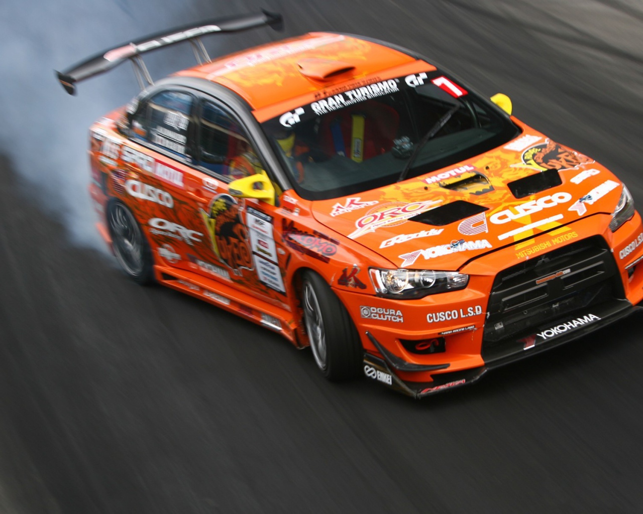 Дрифт оранжевого Mitsubishi Lancer на треке