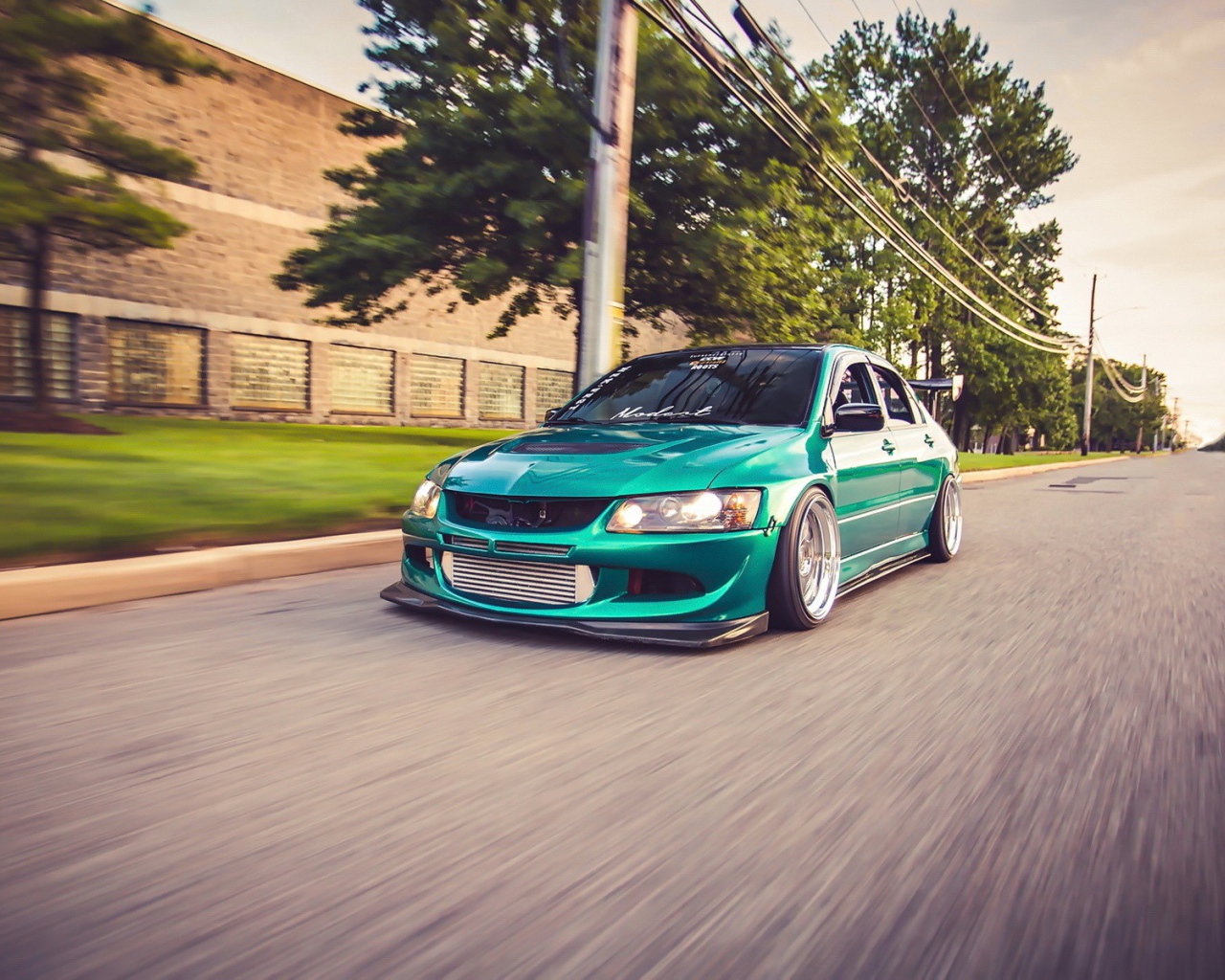 Быстрый зеленый Mitsubishi Lancer Evo X