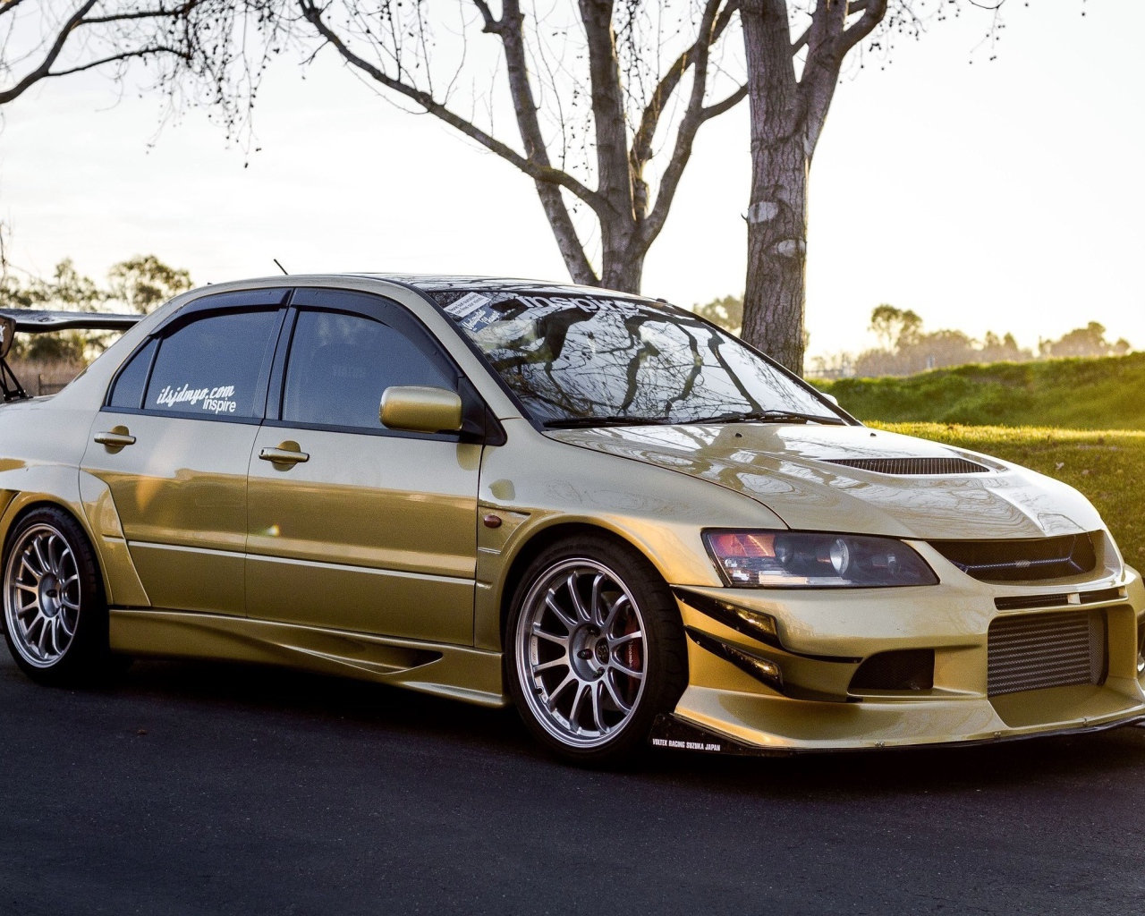 Золотой Mitsubishi Lancer Evo X