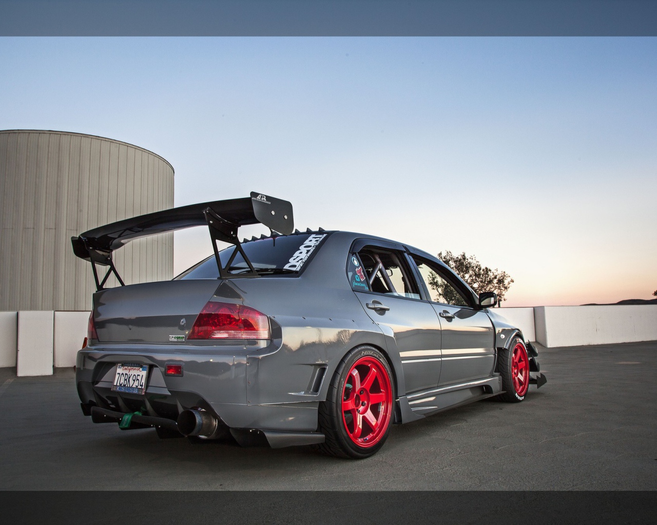 Серый автомобиль Mitsubishi Lancer Evo X