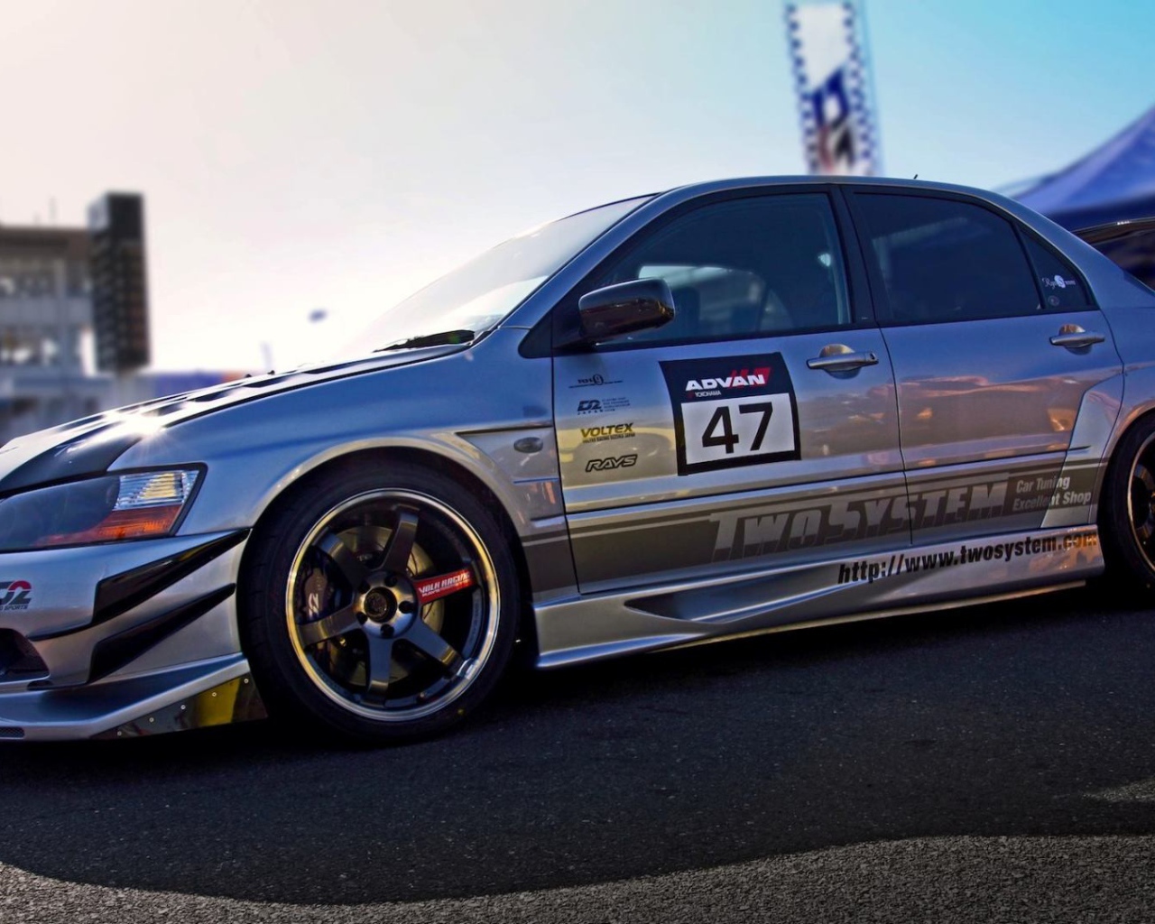 Серый спортивный Mitsubishi Lancer Evo X