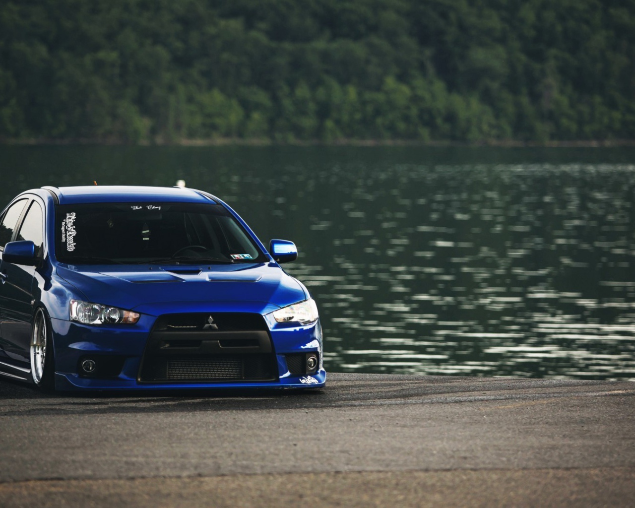 Mitsubishi Lancer Evo X голубого цвета у водоема