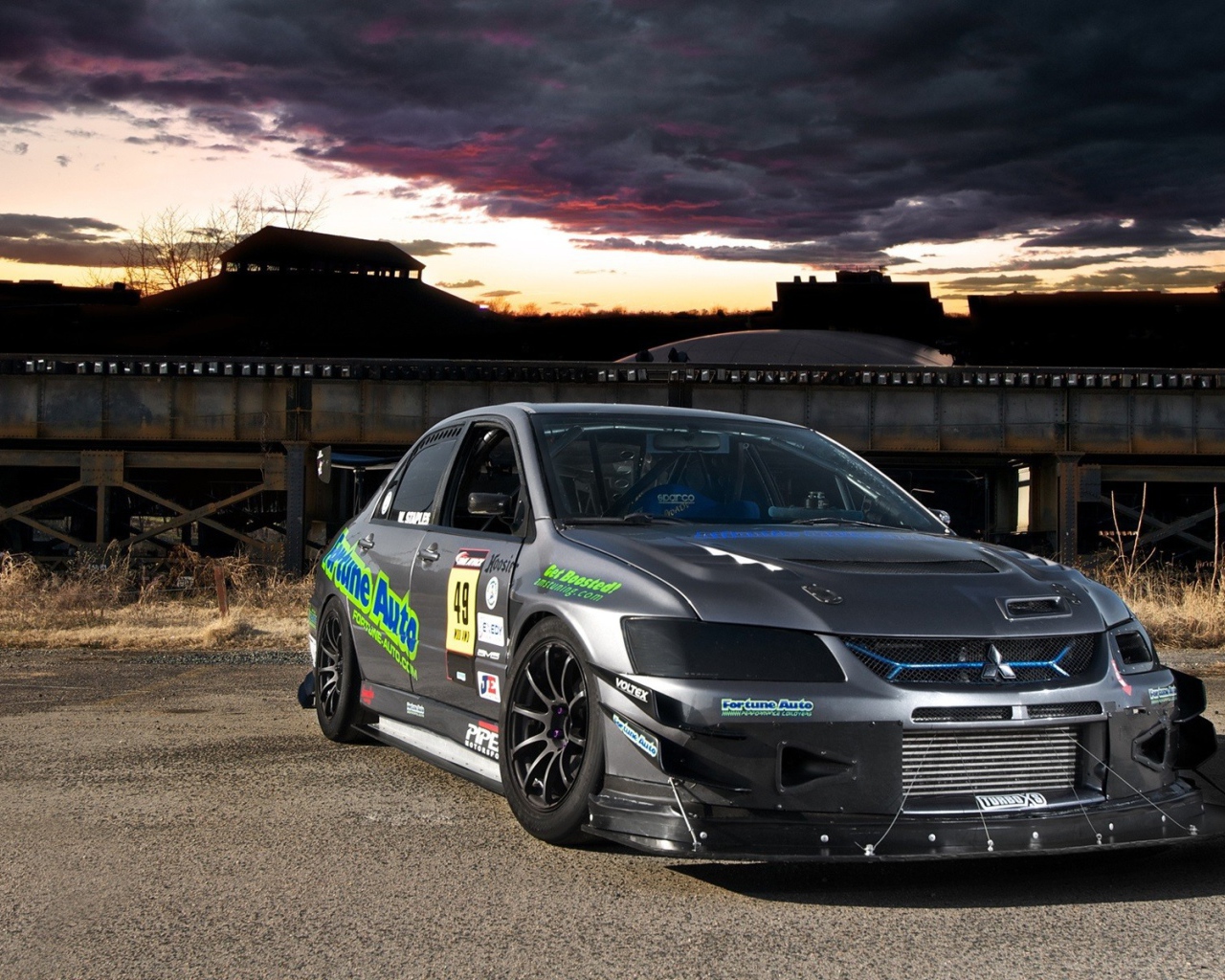 Спортивный Мицубиши для ночных гонок
