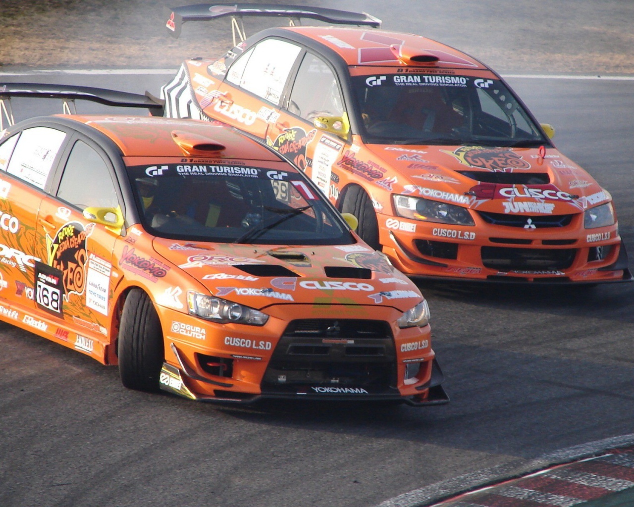 Два гоночных спортивных Mitsubishi Lancer Evolution IX