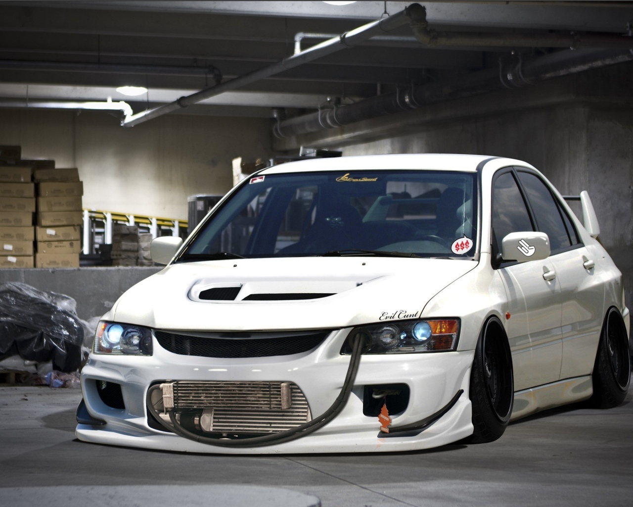 Белый Mitsubishi с низкой посадкой