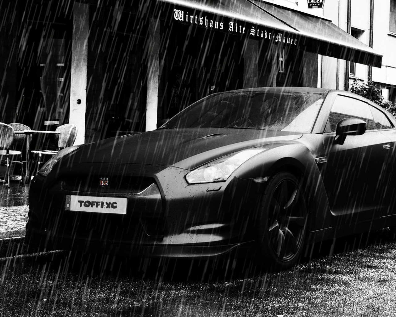 Черный Nissan GT-R под дождем