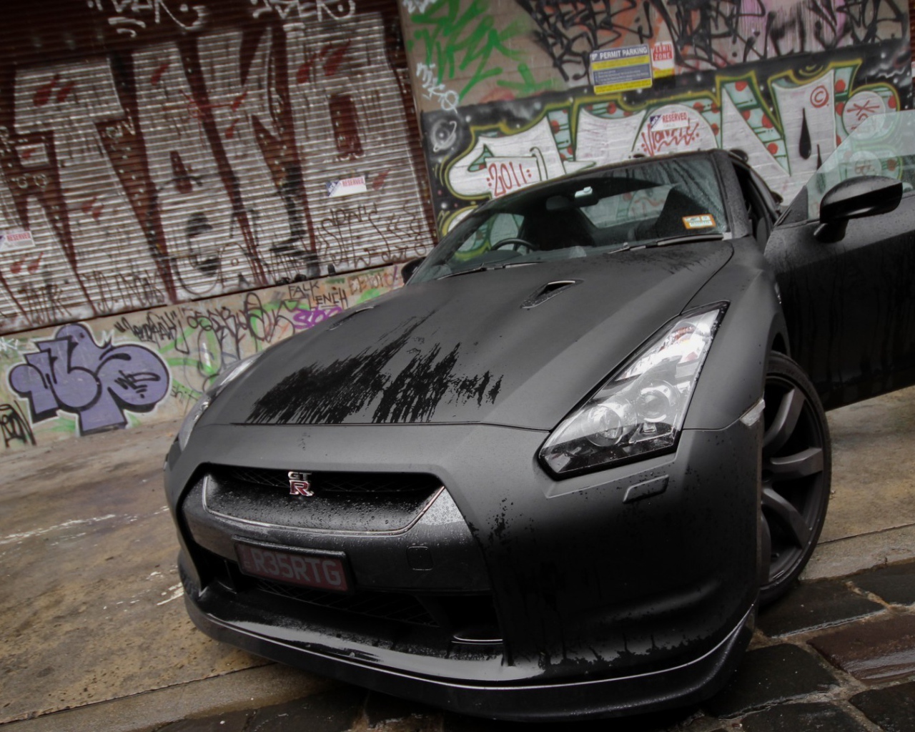 Черный Nissan GT-R с открытой дверью