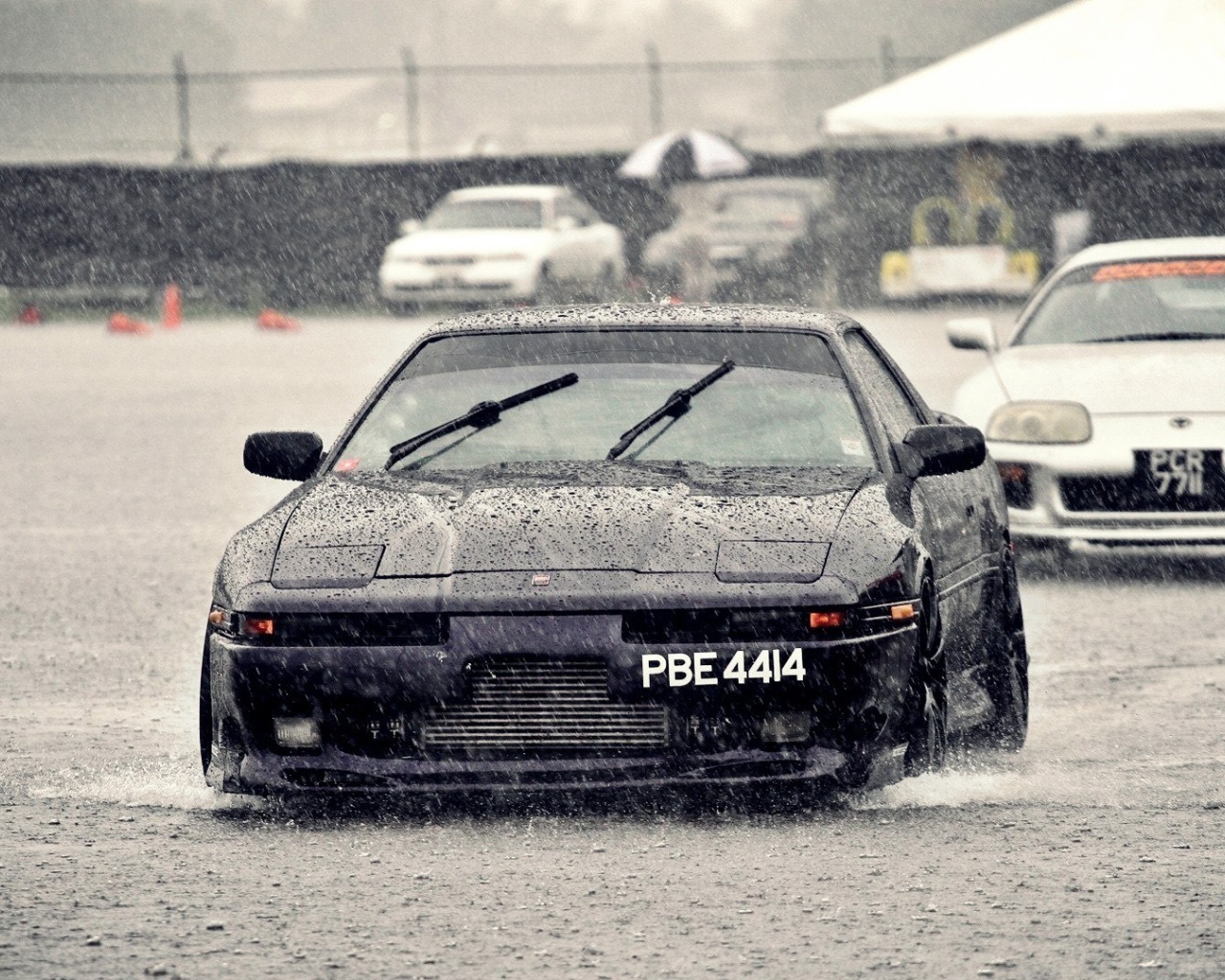 Черный Nissan под дождем
