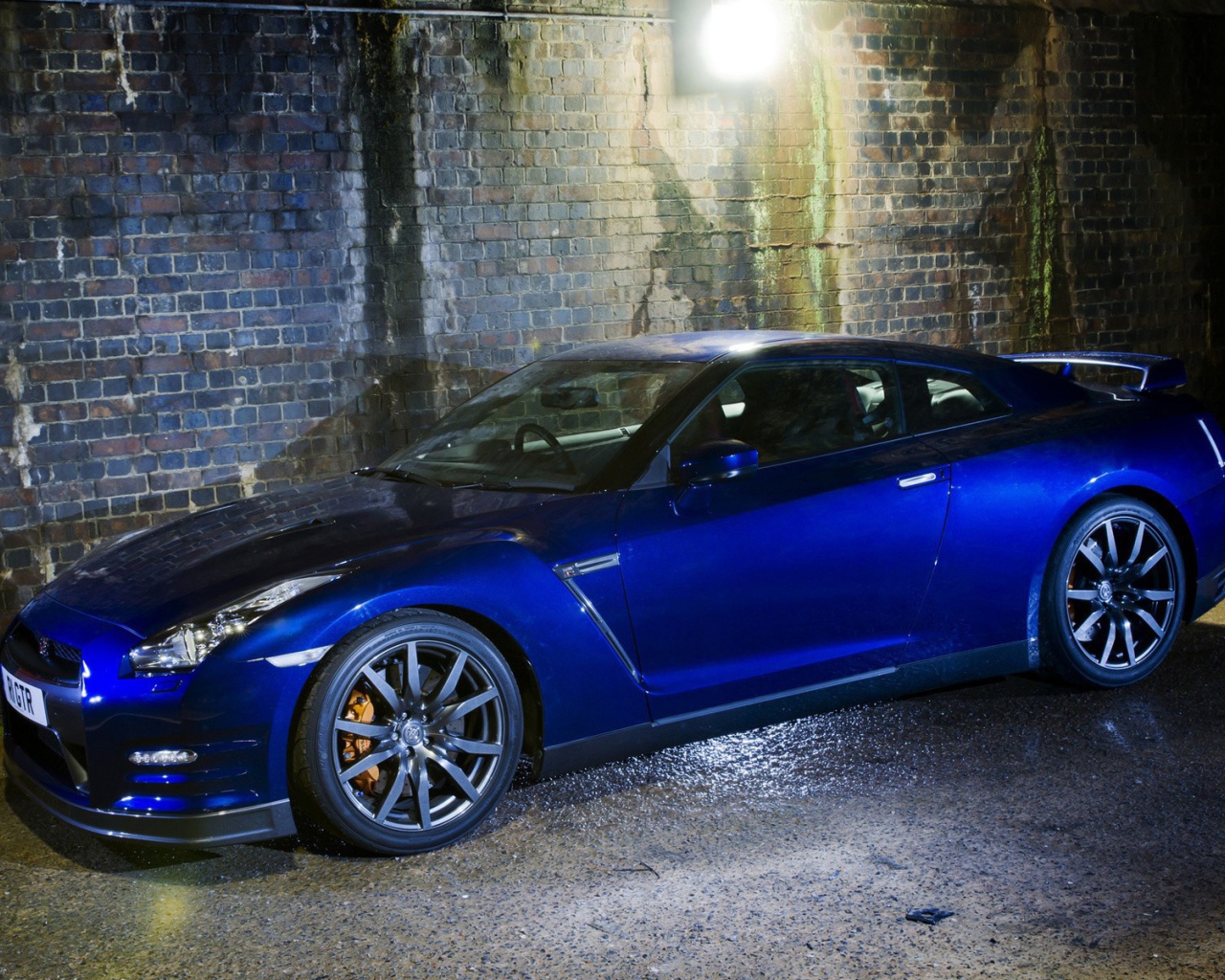 Синий Nissan GT-R среди каменных джунглей