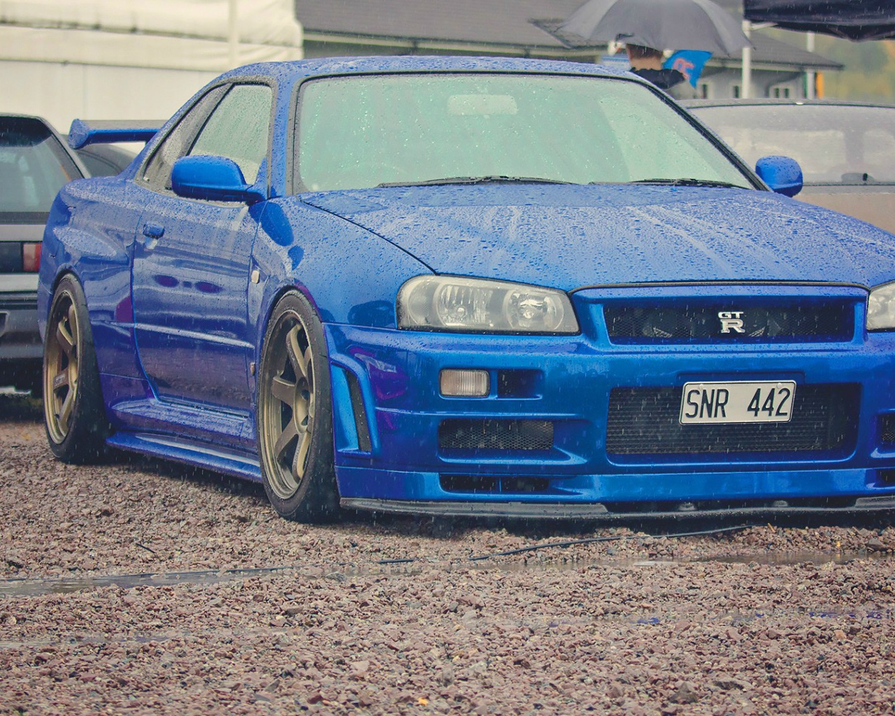 Синий Nissan Skyline GT-R