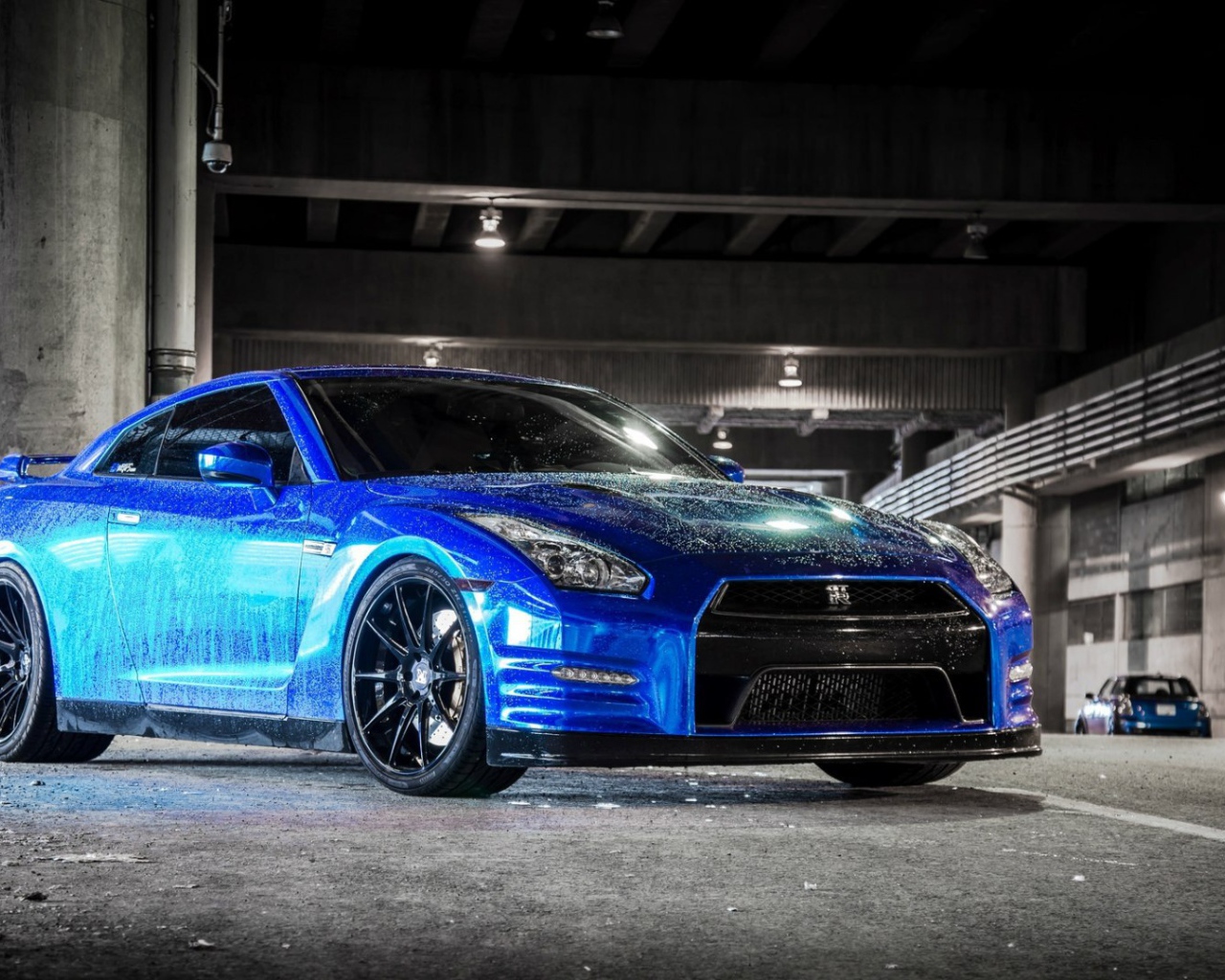 Синий автомобиль Nissan GT-R