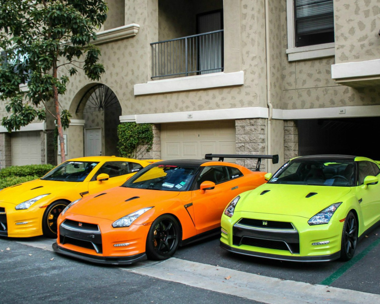 Яркие автомобили Nissan GT-R