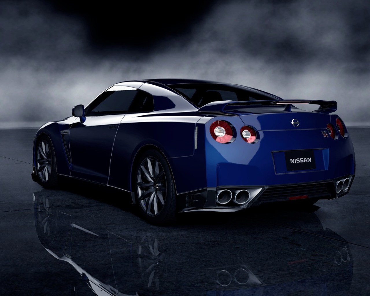 Дорогой синий автомобиль Ниссан