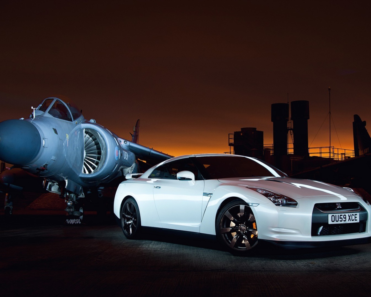 Истребитель и белый Nissan GT-R