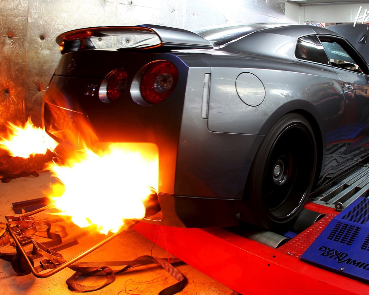 Огненный выхлоп автомобиля Nissan GT-R