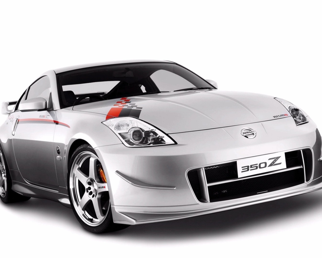 Серый Nissan 350Z на белом фоне