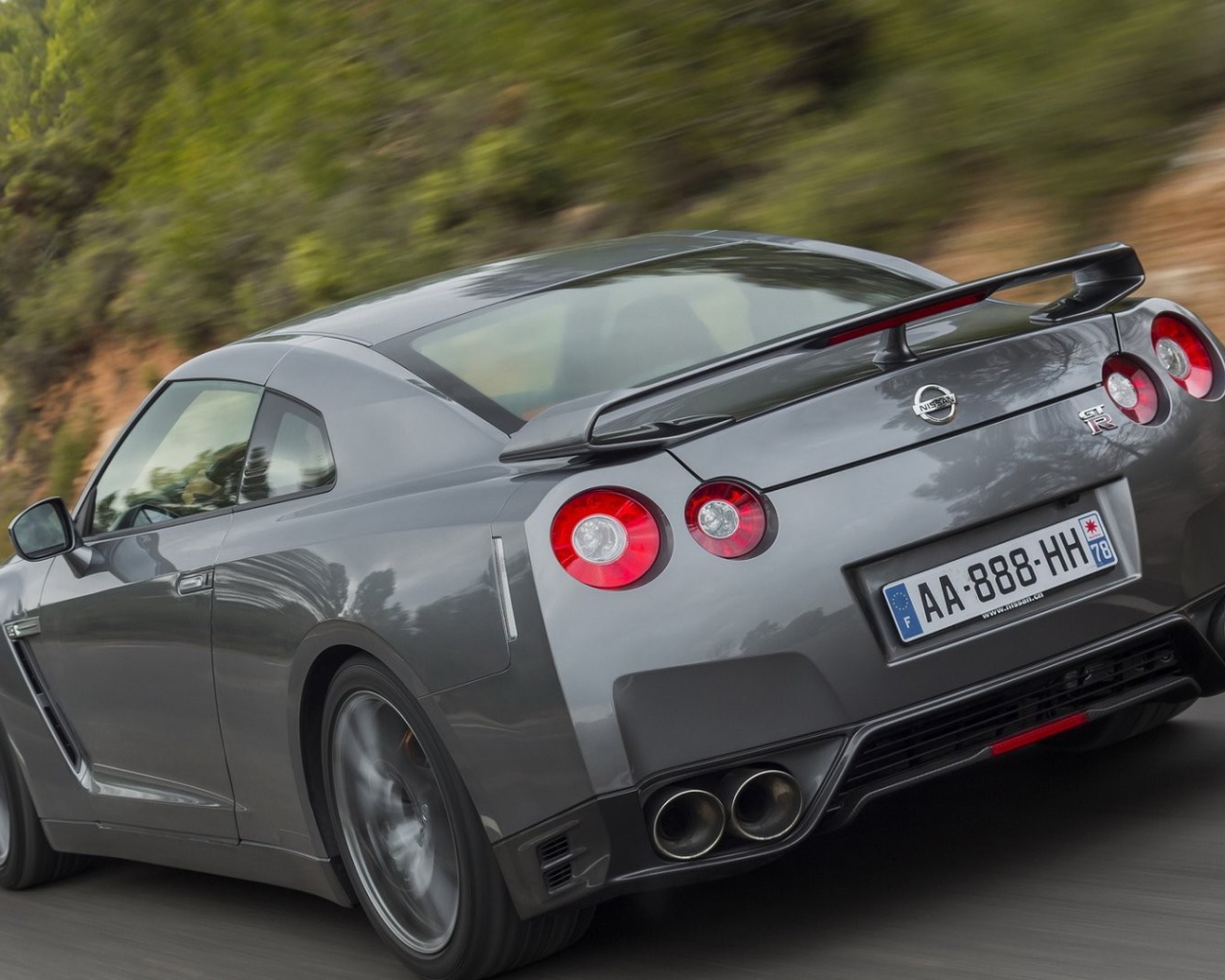 Серый Nissan GT-R на дороге