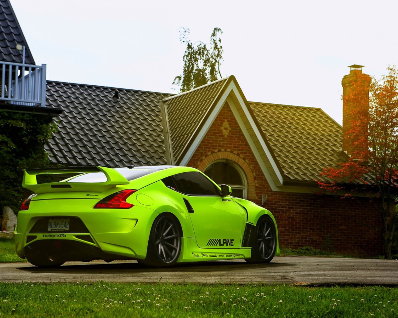 Зеленый Nissan 370Z у дома