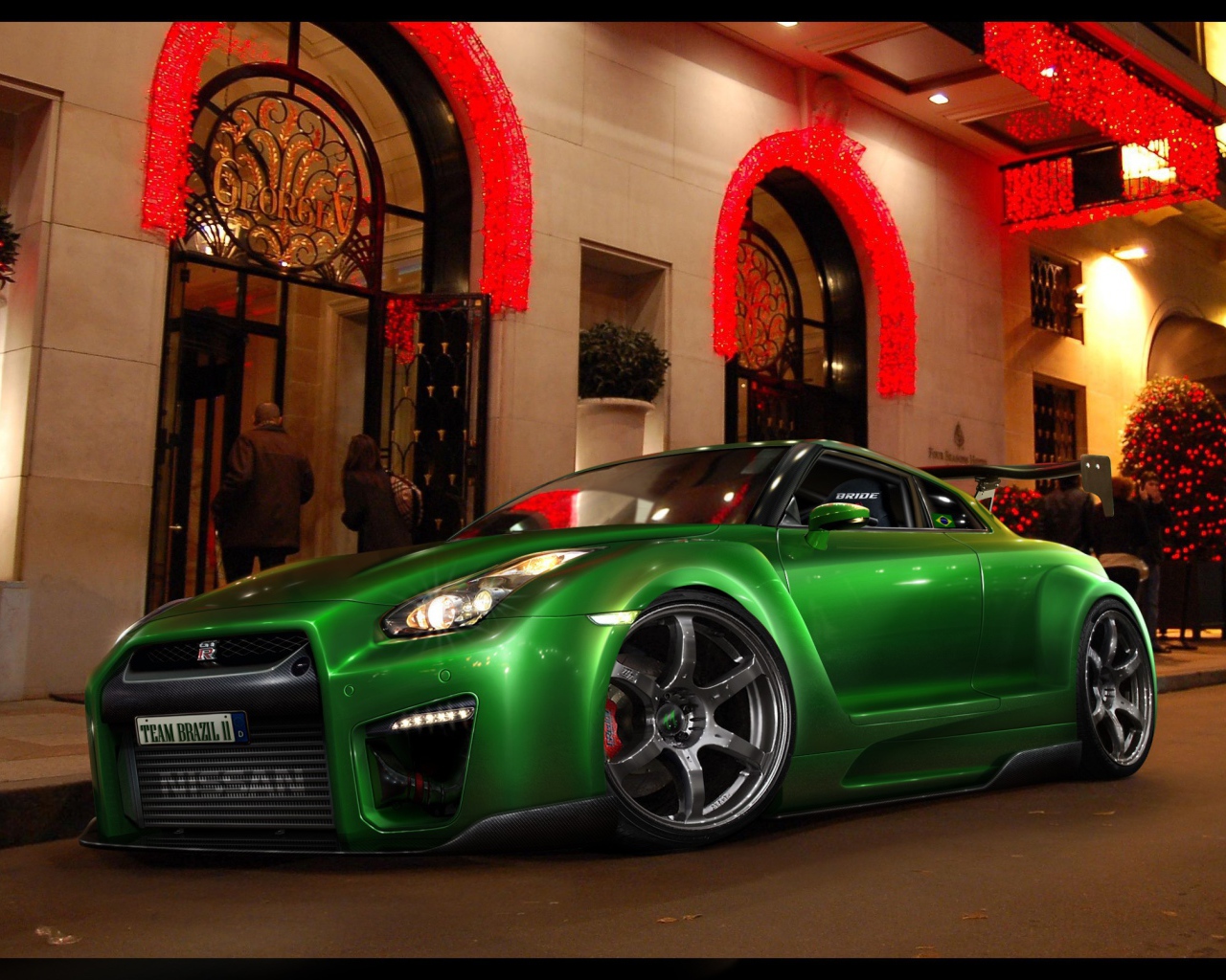 Зеленый Nissan GT-R у входа в отель