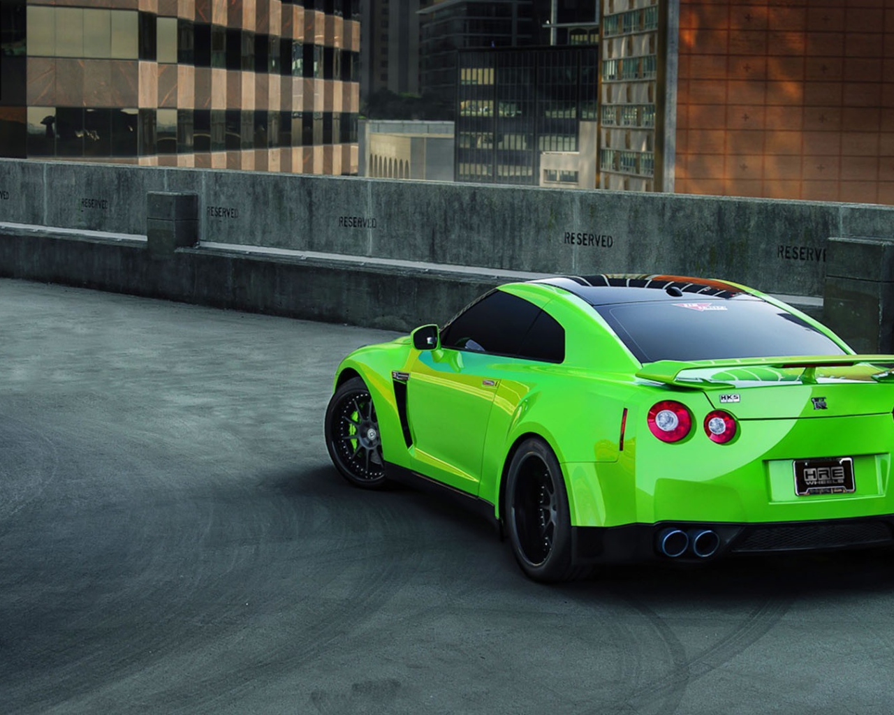 Зеленый Nissan GT-R на гоночной трассе