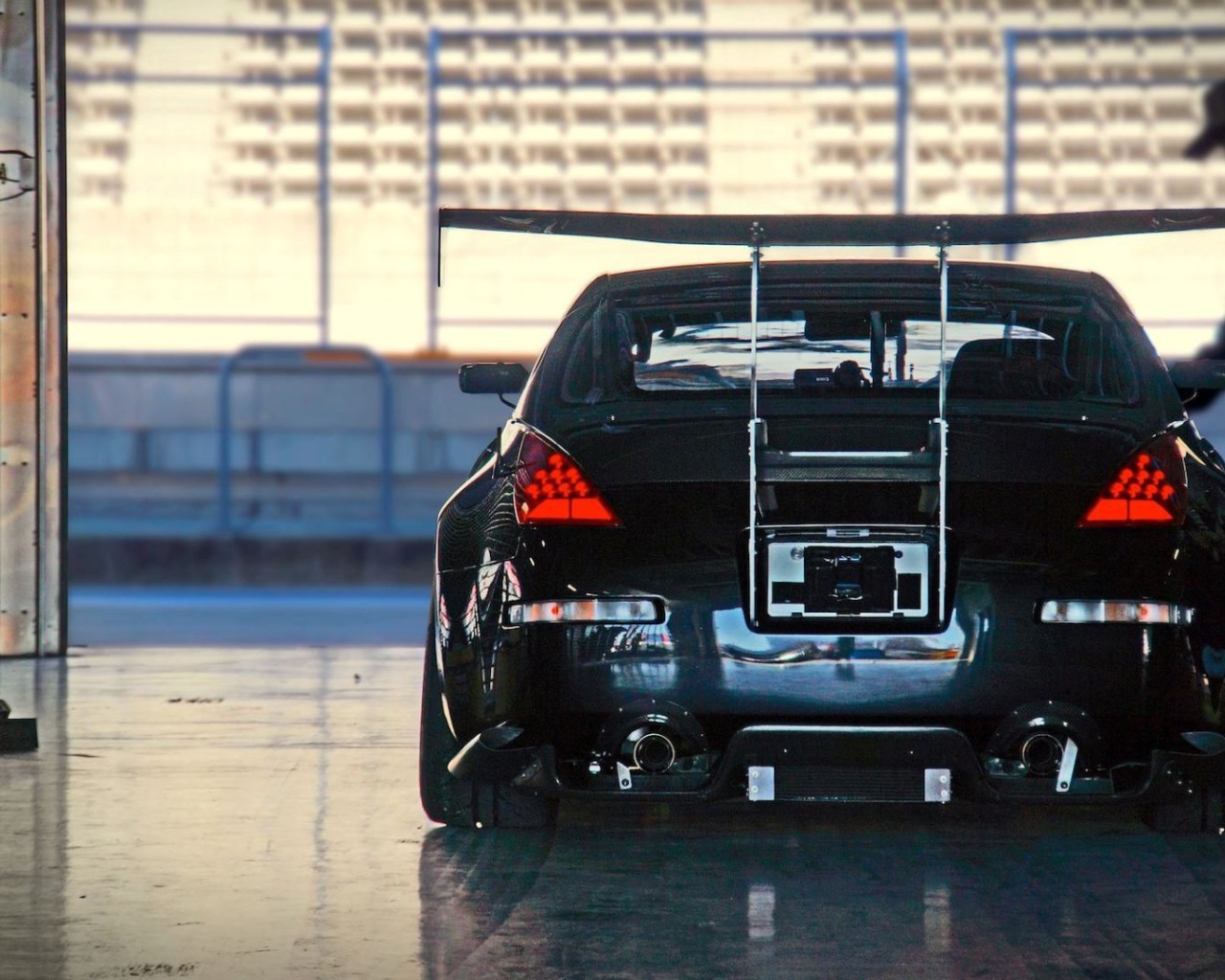 Автомобиль Nissan 350Z в гараже