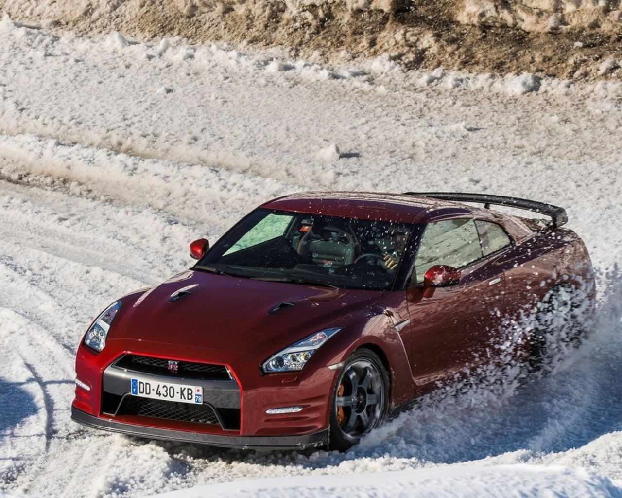 Дрифт красного Nissan по снегу