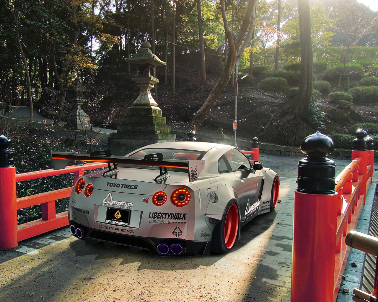 Nissan GT-R на въезде в парк