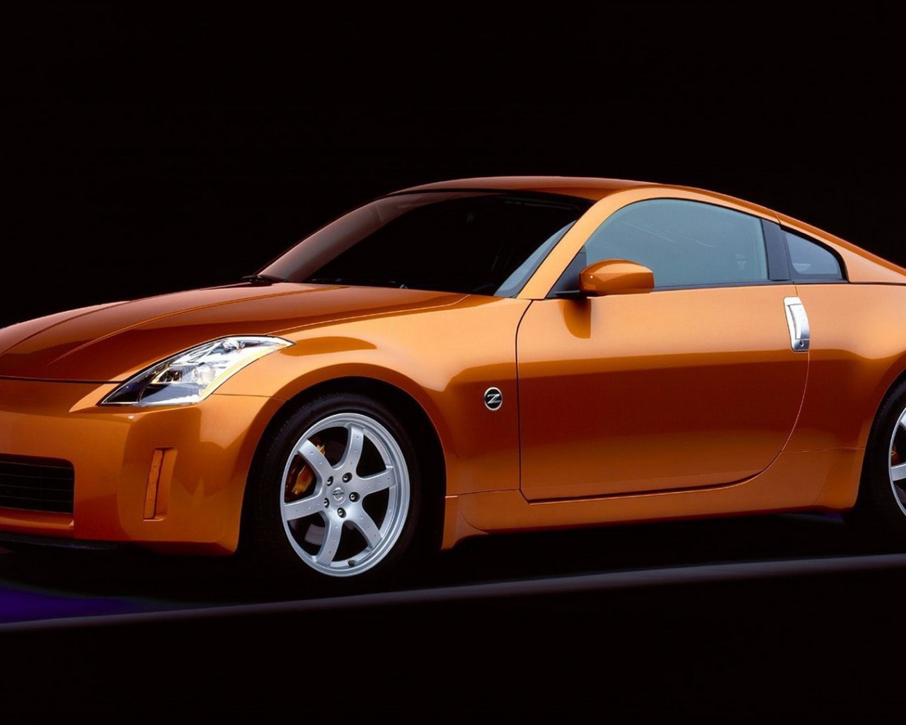 Оранжевый Nissan 350Z на черном фоне