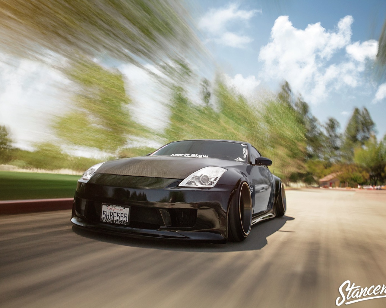 Быстрый черный Nissan 350Z