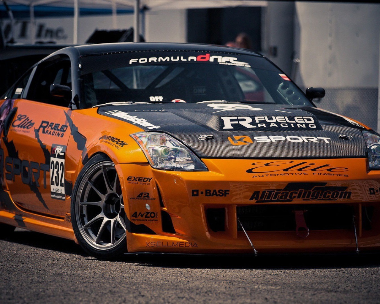 Гоночный Nissan 350Z оранжевого цвета