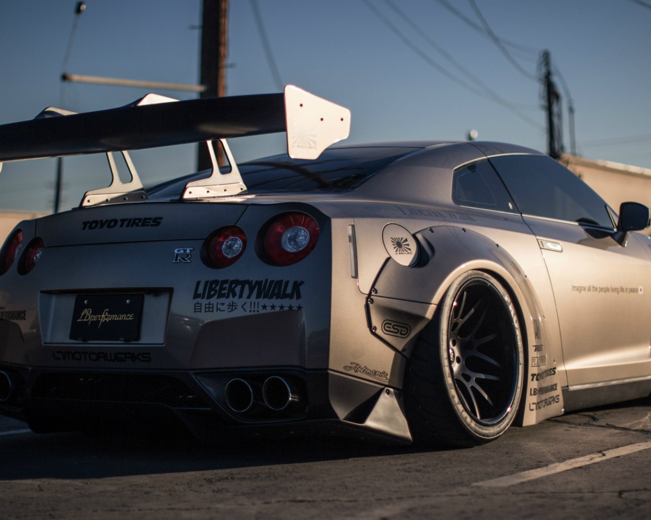 Гоночный Nissan GT-R