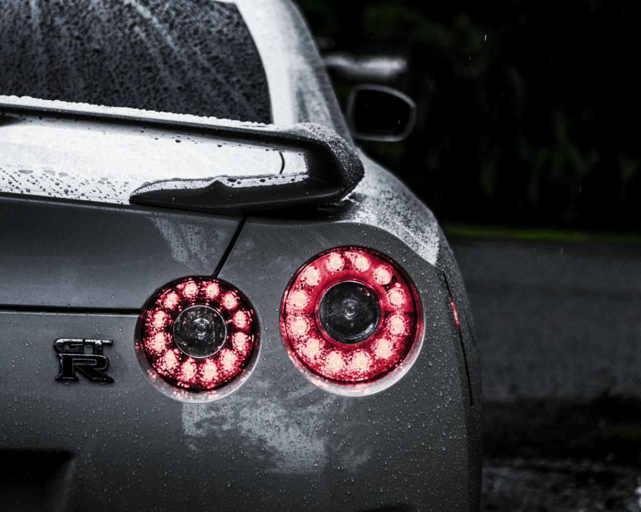 Задние огни автомобиля Nissan GT-R