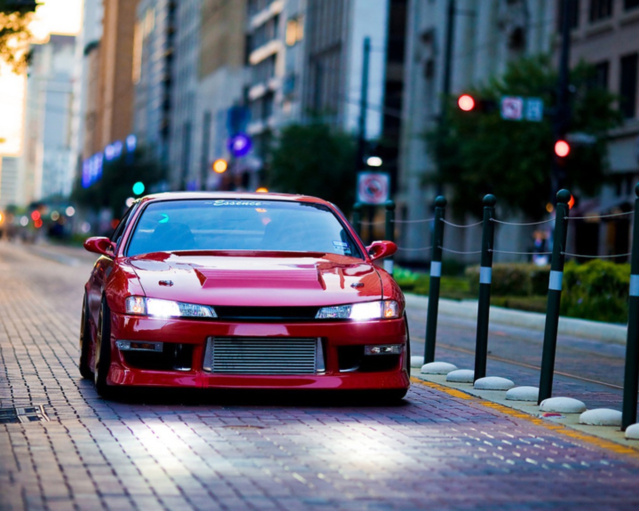 Красный Nissan GT-R на городской улице