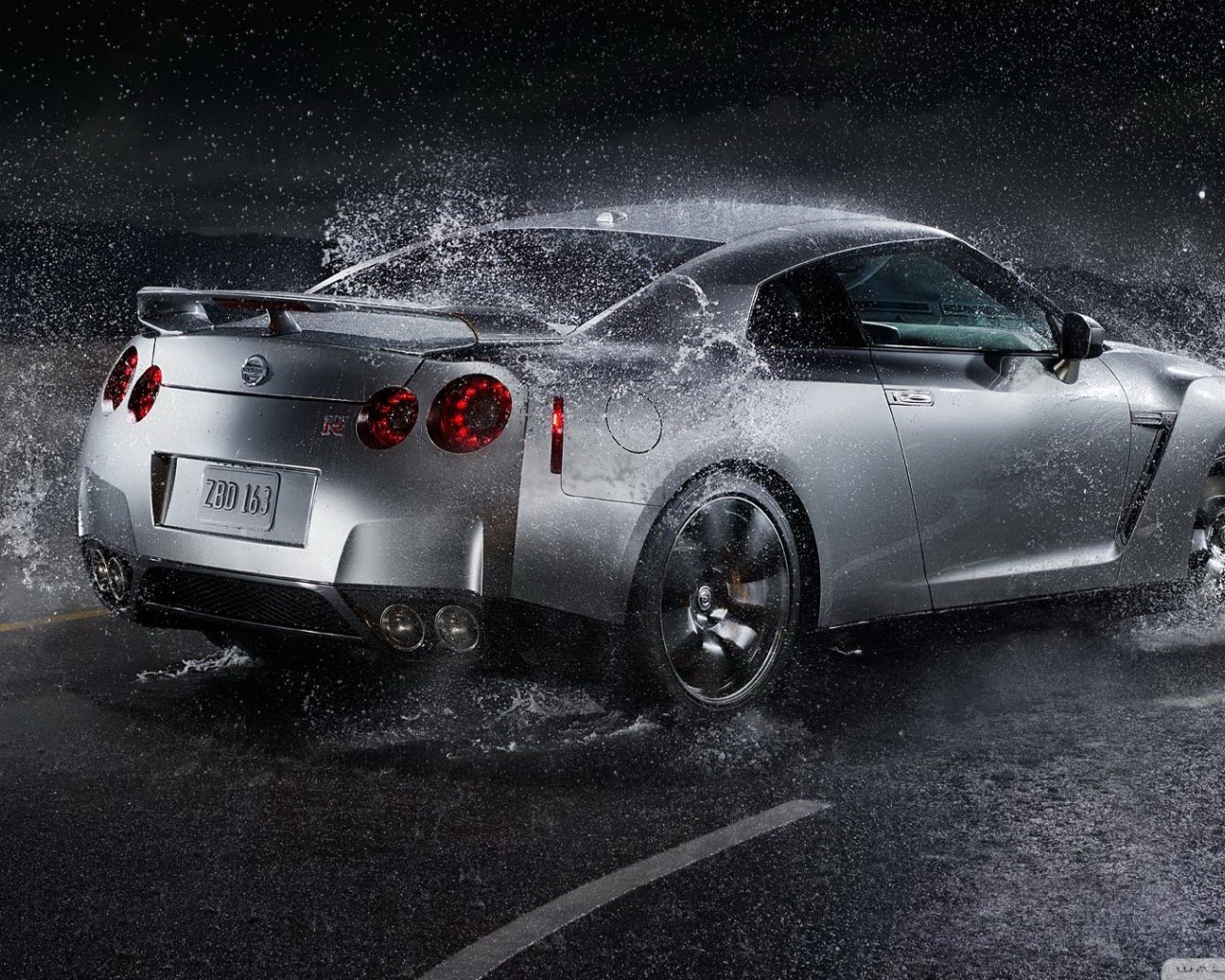 Серебристый Nissan GT-R под дождем