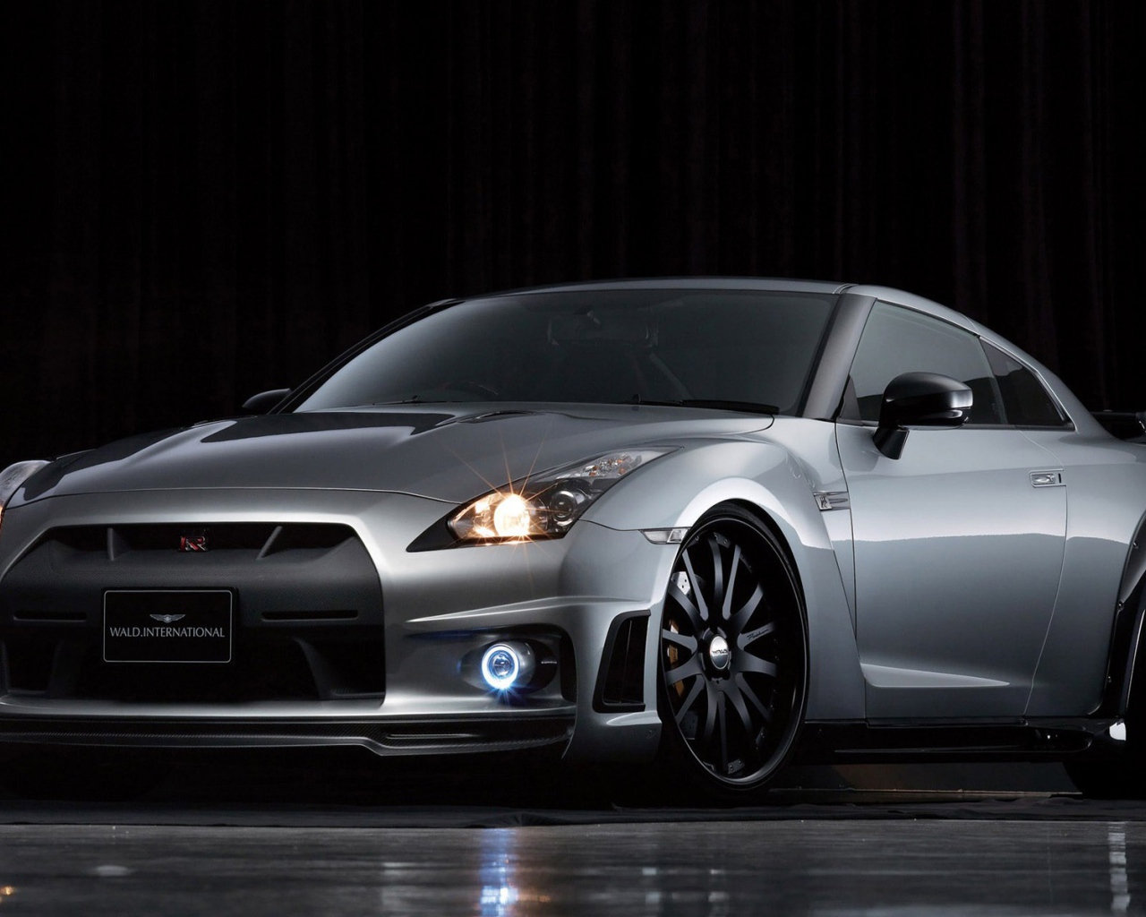 Серебристый автомобиль Nissan GT-R R35