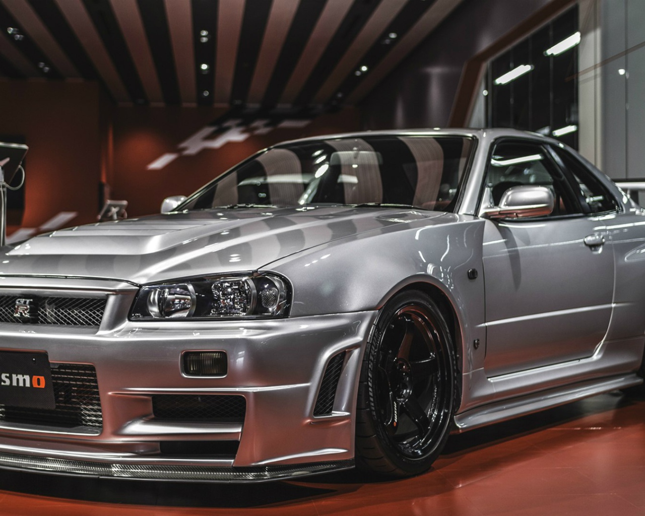 Серебристый автомобиль Nissan Skyline GT-R Nismo