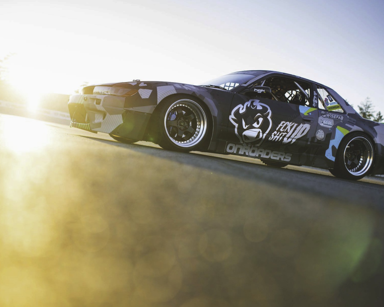 Спортивный Nissan S13 на гонке