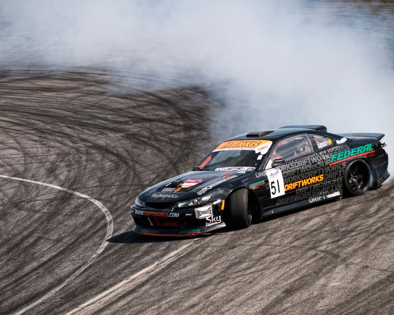 Спортивный Nissan Silvia S15 на гонке