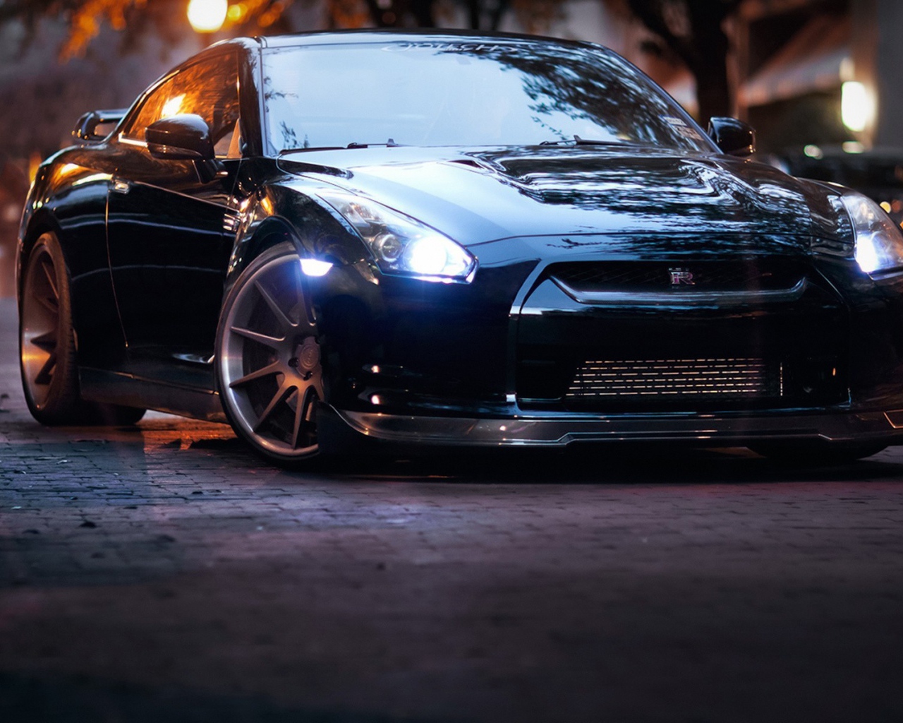 Стильный черный Nissan GT-R