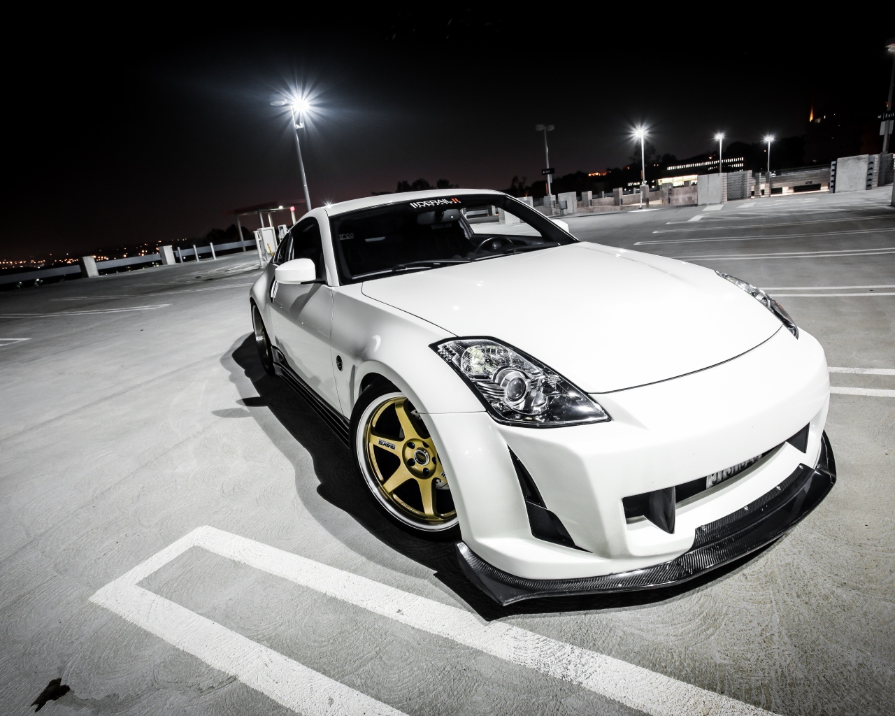 Белый ниссан 350 z