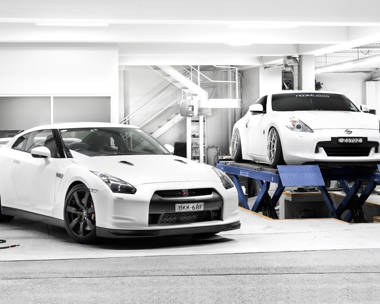 Белые Nissan 370Z в автосервисе