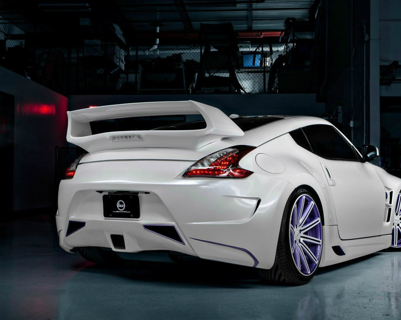 Спортивный белый Nissan 370Z