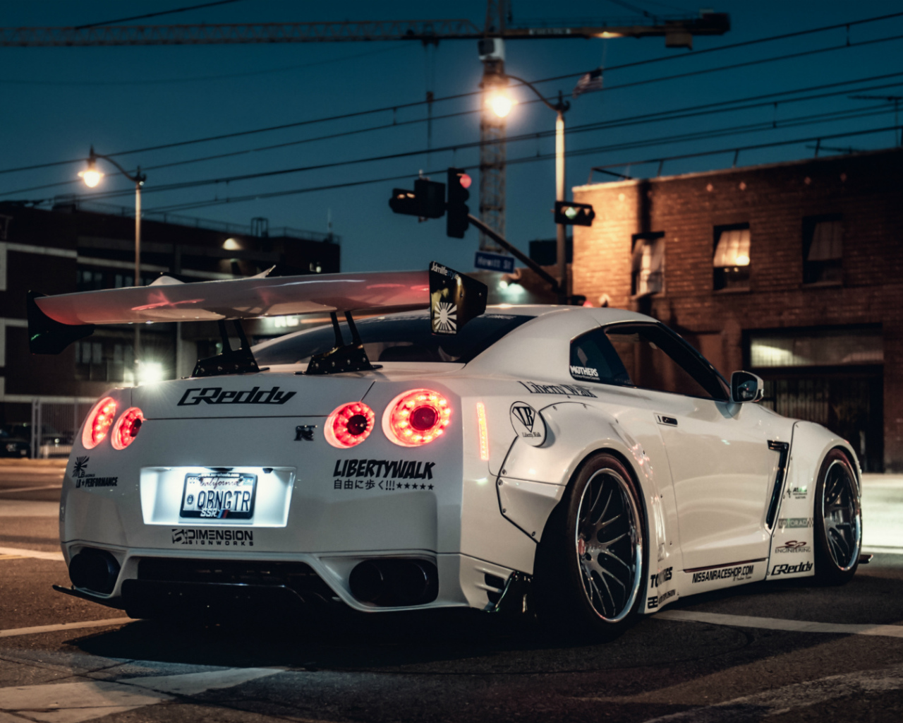 Белый Nissan GT-R