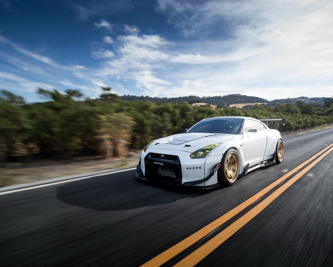 Белый Nissan GT-R летит по трассе