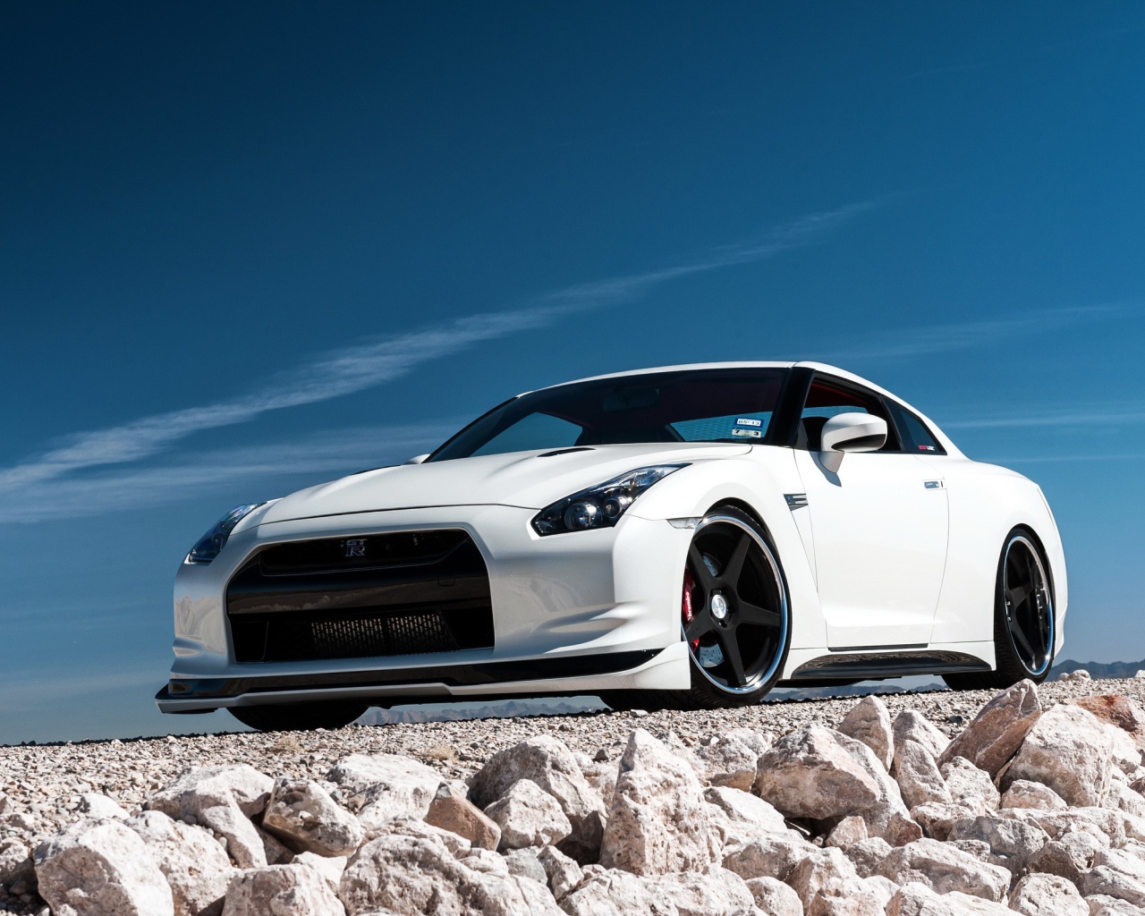 Белый Nissan GT-R на белых камнях