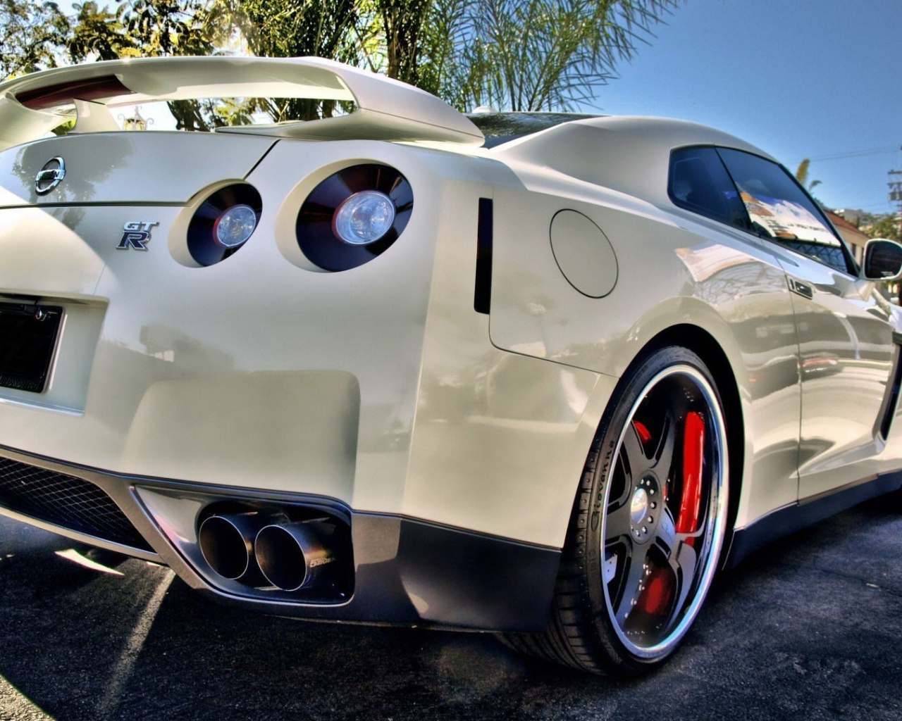 Белый Nissan GT-R со спойлером