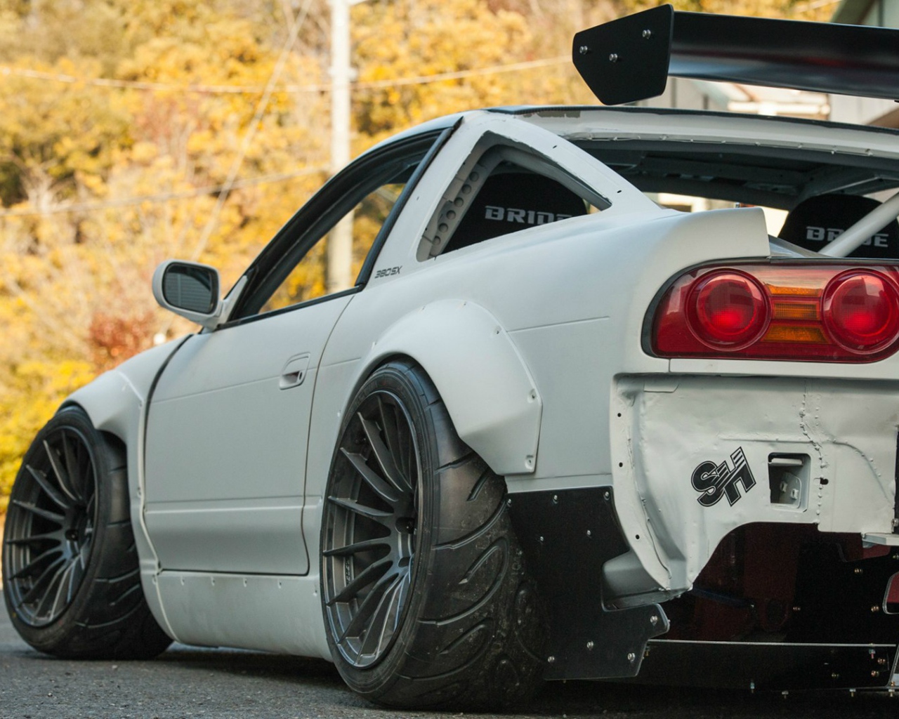 Белый спортивный Nissan 380SX