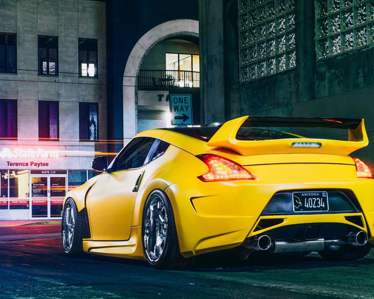 Желтый Nissan 370Z